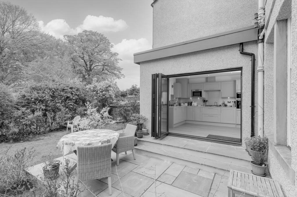Extension opening onto the garden